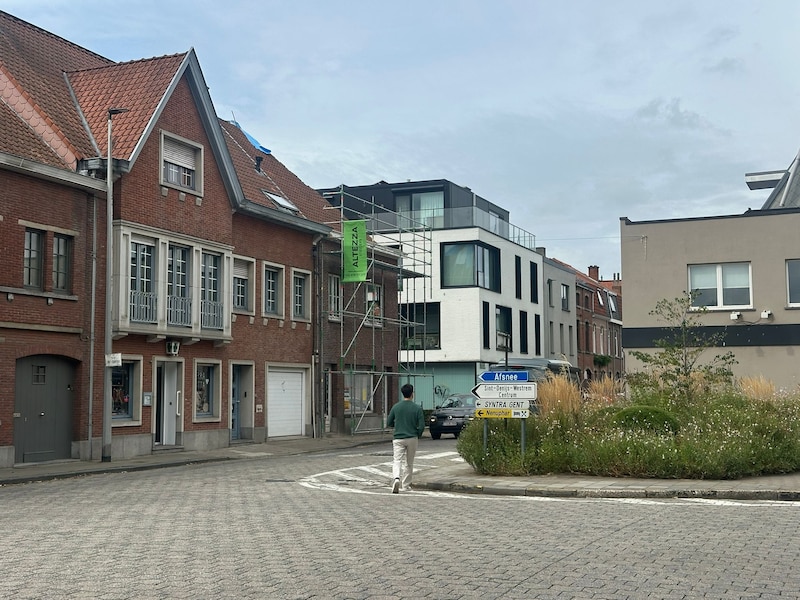 Vrachtwagen verliest lading modder in Sint-Denijs-Westrem: straat tijdelijk volledig afgesloten