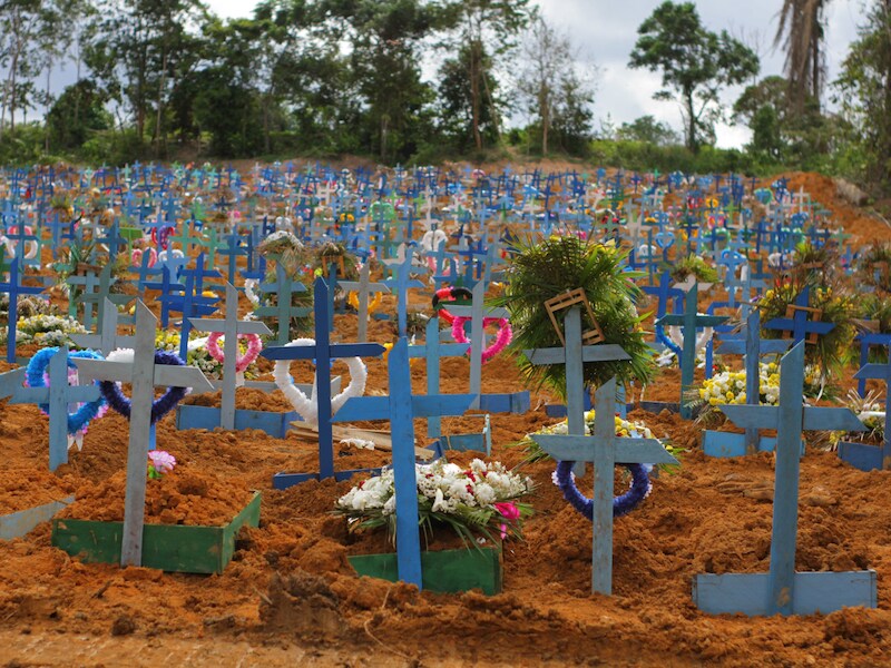 Een begraafplaats van coronaslachtoffers in het Amazonegebied in Brazilië.