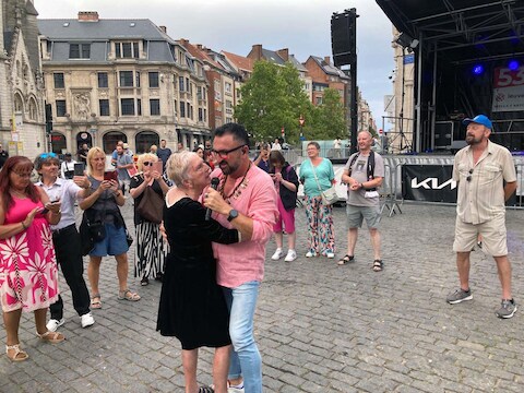 Sammy Moore danste met zijn mama en zong tegelijkertijd een lied voor haar.