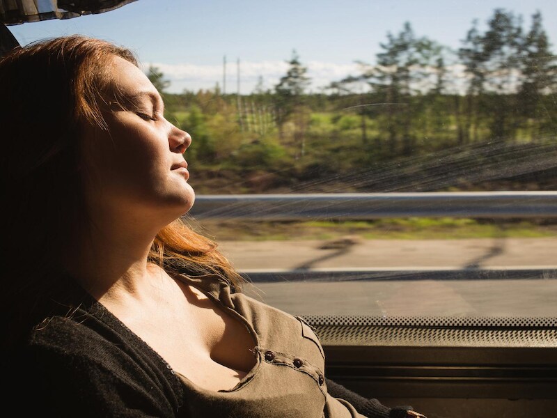 Waarom we altijd net op tijd wakker worden na een dutje op de trein, tram of bus