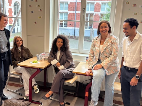 Gonda Verhaert van het stedelijk onderwijs met leerlingen Soukayna (17) en Inaya (18), onderwijsschepen Nabilla Ait Daoud (N-VA) en de nieuwe schooldirecteur Faouzi Rahmouni.