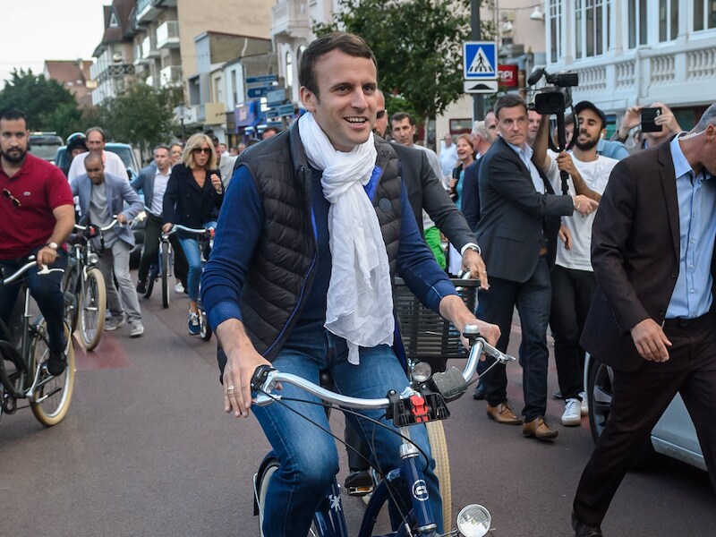 De Franse president en zijn echtgenote maakten gisteren nog een fietstochtje in Le Touquet waar ze vandaag hun stem uitbrengen.