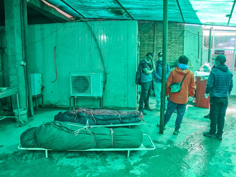 De lichamen van twee Nepalese bergbeklimmers die na een lawine op de berg Himlung werden geborgen, liggen in het mortuarium van een ziekenhuis in Kathmandu, Nepal, 28 september.