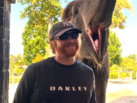 ‘Harry Potter’-ster Rupert Grint poseert met een van de olifanten.