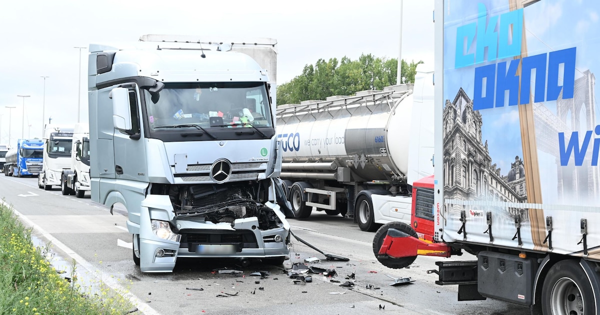 Kettingbotsing met drie vrachtwagens op John F. Kennedylaan in Sint-Kruis-Winkel