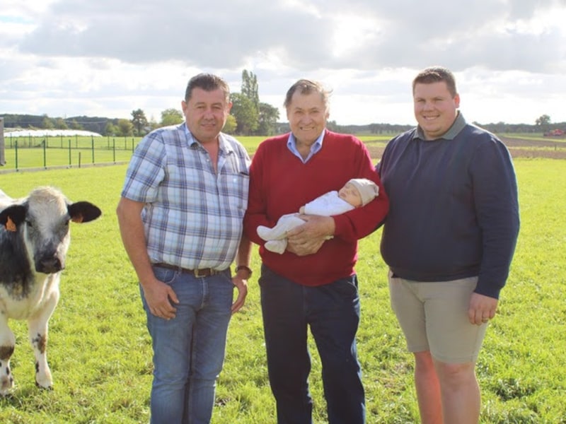 Grootvader Kurt Van Vooren (54), overgrootvader Erik Van Vooren (78) met de kleine Lowie en papa Dylan Van Vooren (26).