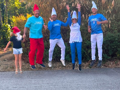 Philip (als Grote Smurf) wandelt al voor de 23ste keer de Dodentocht voor het Berrefonds.