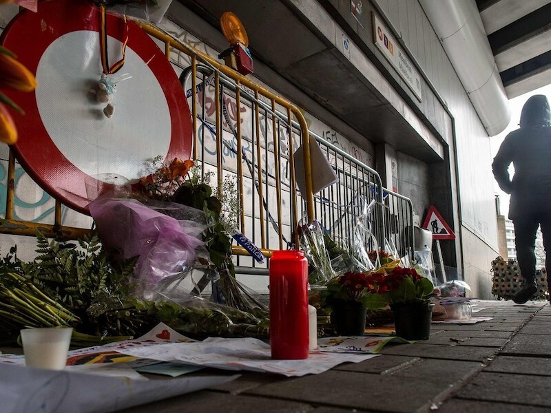 Bloemen aan metrostation Maalbeek. "Ze zeiden dat Groot-Brittannië moeilijk binnen te dringen was, maar zagen België als een makkelijk doelwit", aldus een IS-lid in The Guardian.