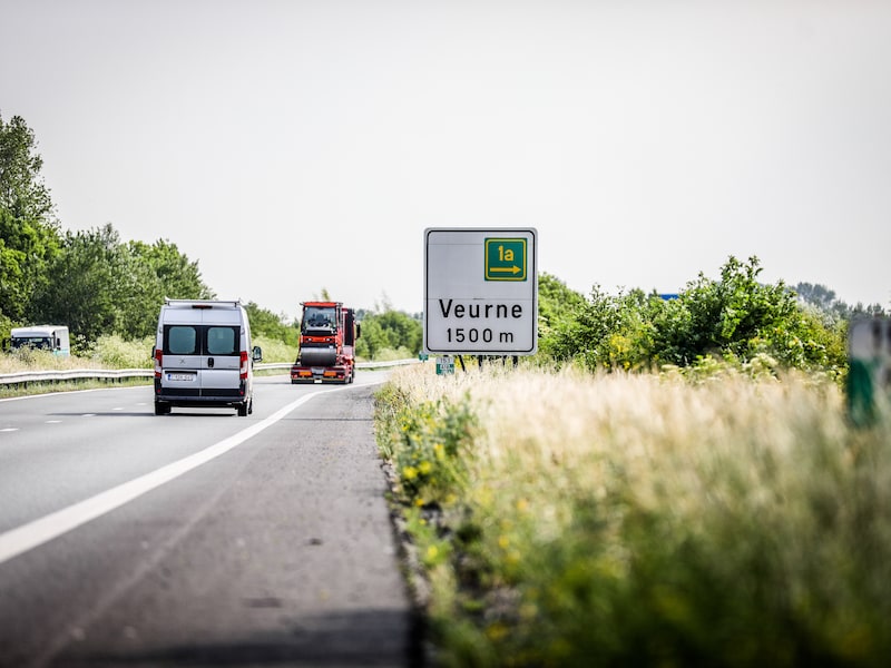 De autosnelweg E40, vlak voor de afrit van Veurne.