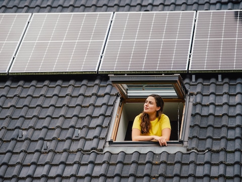 Verzinken we weldra in een nieuwe energiecrisis? Voor wie over zonnepanelen beschikt, is er ook een sprankeltje goed nieuws.
