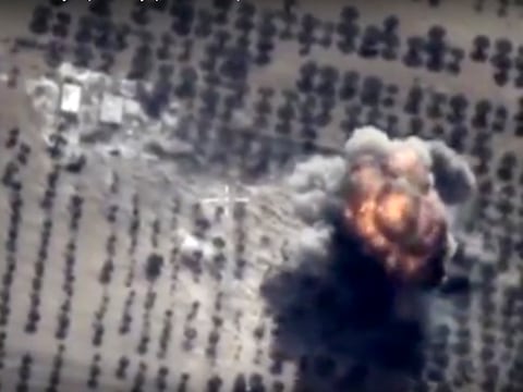 Een doelwit wordt geraakt tijdens een van de Russische luchtaanvallen in Idlib.