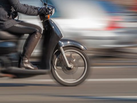 Minderjarige rijdt zonder rijbewijs met de bromfiets van haar moeder, veroorzaakt ongeval en pleegt vluchtmisdrijf