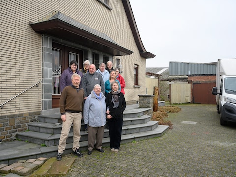 Een archiefbeeld van het vrijwilligersteam van De Loods aan de winkel in Wommelgem. Binnenkort verhuist men naar Borsbeek.
