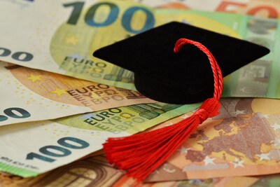 https://images.hln.be/ZDQ2ZmMxZWM5ZWY0NGRlYzk4ZDYvZGlvLzI2OTM3NjY4NC9maXQtd2lkdGgvNDAw/graduation-hat-on-euro-banknotes-concept-of-scholarship-and-money-for-college-education
