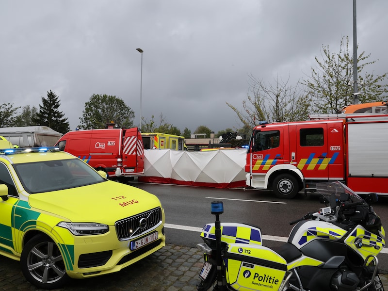 Tiener zwaargewond nadat hij na school met bromfiets onder wielen van vrachtwagen terechtkomt in Wichelen