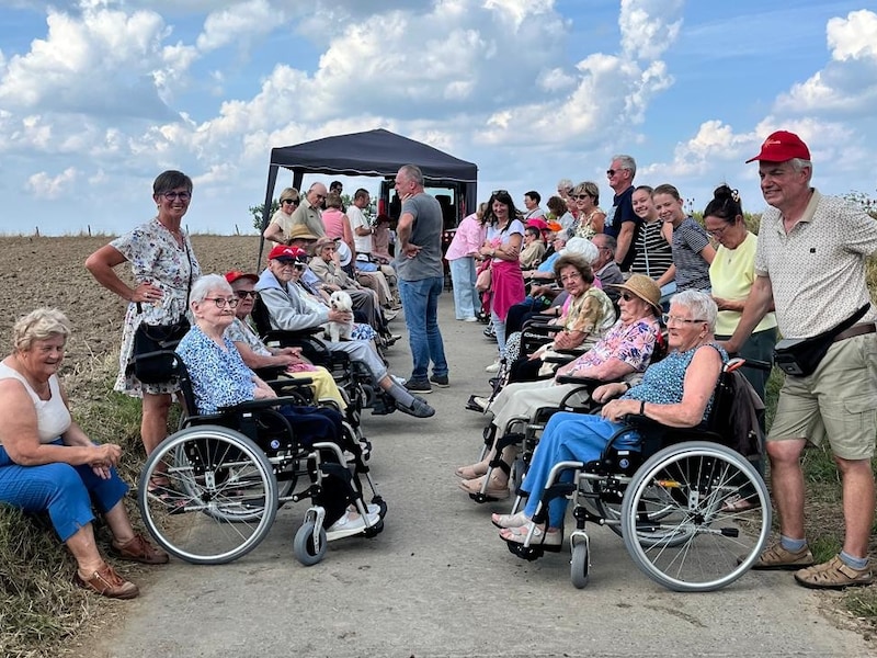 IN BEELD. Zestigtal bewoners geniet van jaarlijkse sneukeltocht in Vlaamse Ardennen: “Samen mooie momenten beleven”