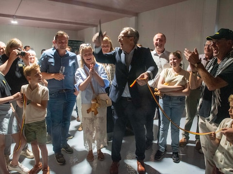 Burgemeester Albert De Geyter knipt het lint in de nieuwe depot van Stien in de Molenstraat in centrum Wetteren. Ook de achter-achterkleinkinderen van brouwer Stien waren erbij.