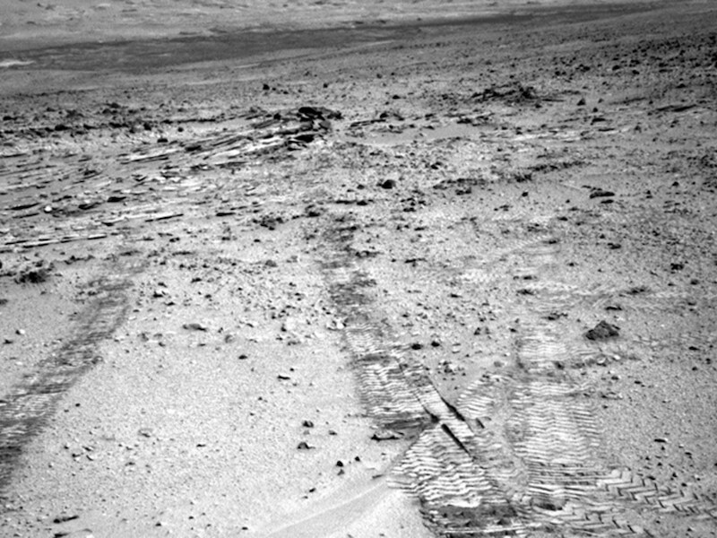 Op deze foto is het wielspoor te zien dat Curiosity achter zich liet nadat hij Glenelg verliet.