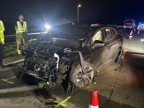Bestuurder legt positieve ademtest af nadat hij wagen perte totale rijdt tegen berm op R4