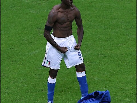 Een foto van Mario Balotelli op het EK twee jaar geleden. Opvallen is altijd een sterk punt geweest van Super Mario.