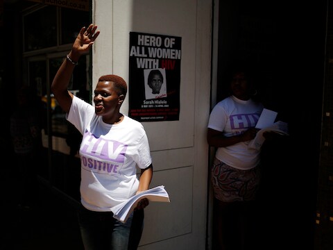 Vrouwen in Zuid-Afrika proberen het aidsprobleem aan te kaarten.