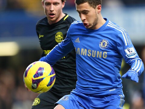 Ronnie Stam in duel met Eden Hazard.