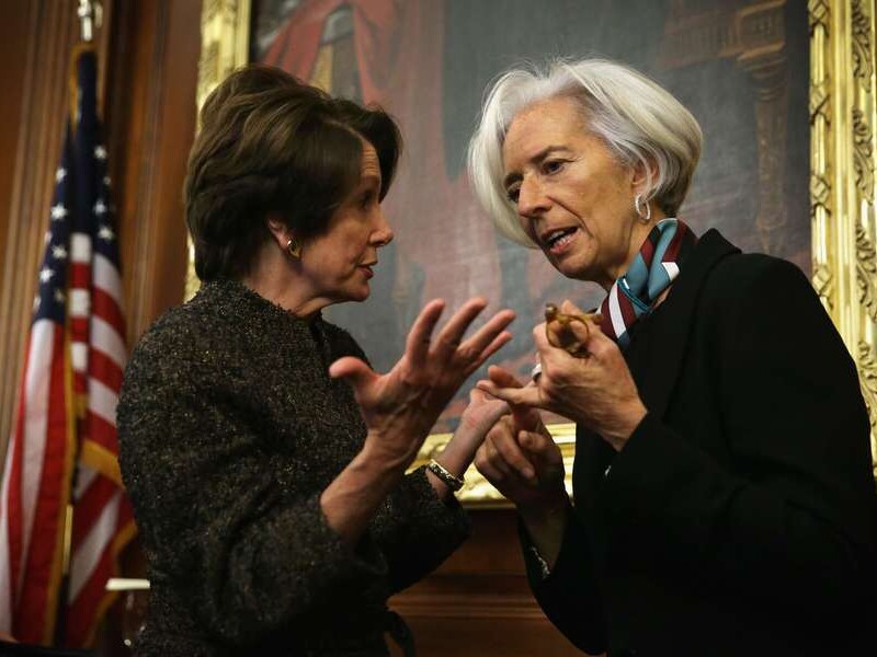 IMF-topvrouw Christine Lagarde (r.) met de Amerikaanse Democratische fractieleidster Nancy Pelosi.