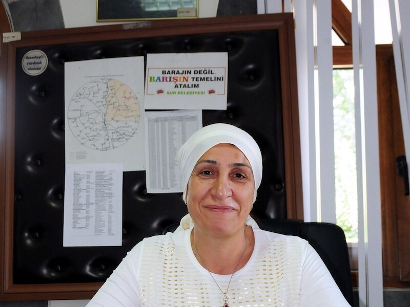 Ambtenaar Azize Erdem mag voortaan haar hoofddoek ook op kantoor dragen.