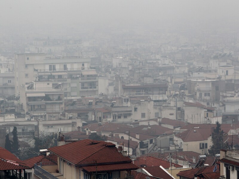 Smog boven Thessaloniki, gisteren. De luchtvervuiling overschrijdt er de kritieke waarden.