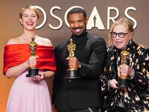 Jessie Buckley, Michael B. Jordan en Amy Madigan, de winnaars van de Oscars voor beste actrice en beste acteur en beste vrouwelijke bijrol. Sean Penn won de Oscar voor beste mannelijke bijrol, maar was niet aanwezig tijdens de uitreiking.
