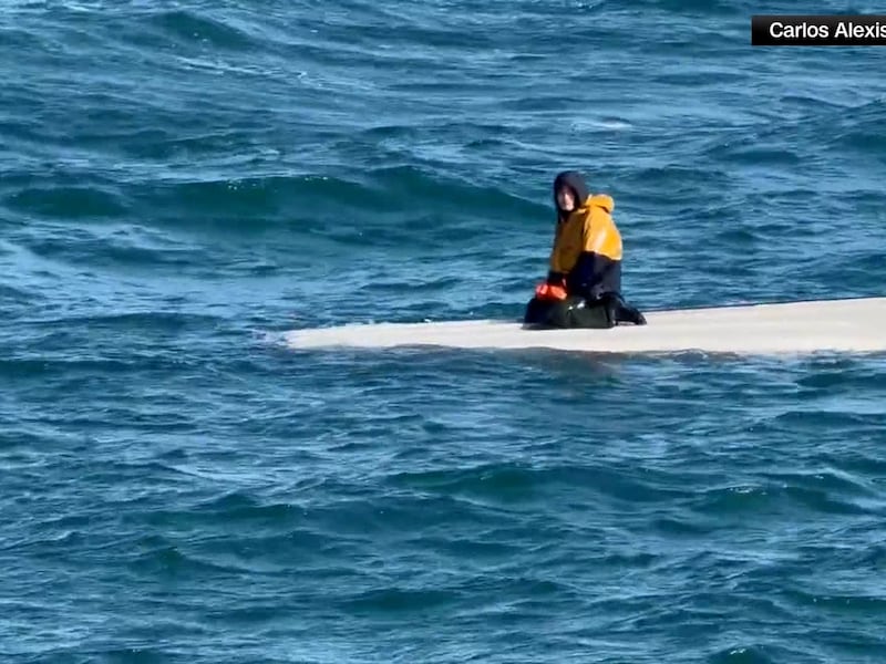 Beelden van de redding van de 15-jarige Parker voor de kust van Alaska.