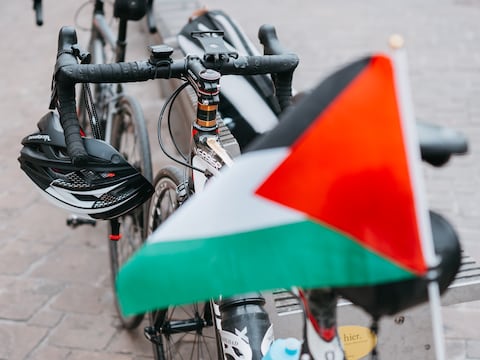 Fietsen van de deelnemers worden versierd met ballonnen in de kleuren van de Palestijnse vlag. 