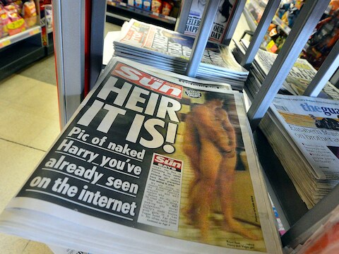 The Sun, de meest gelezen krant van Groot-Brittannië, heeft vrijdag toch de pikante naaktfoto's van prins Harry gepubliceerd, ondanks een waarschuwing van het Koninklijk Huis dat de publicatie een inbreuk is op de privacy van de 27-jarige prins.