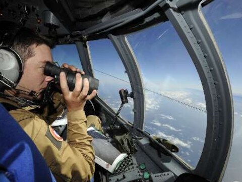 Militairen speuren naar brokstukken van het neergestorte toestel.