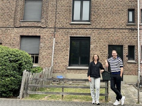 Schepen van Wonen Pia Indigne en voorzitter van Woonland Thijs Verbeurgt voor een huis in de Vrije Woonstwijk