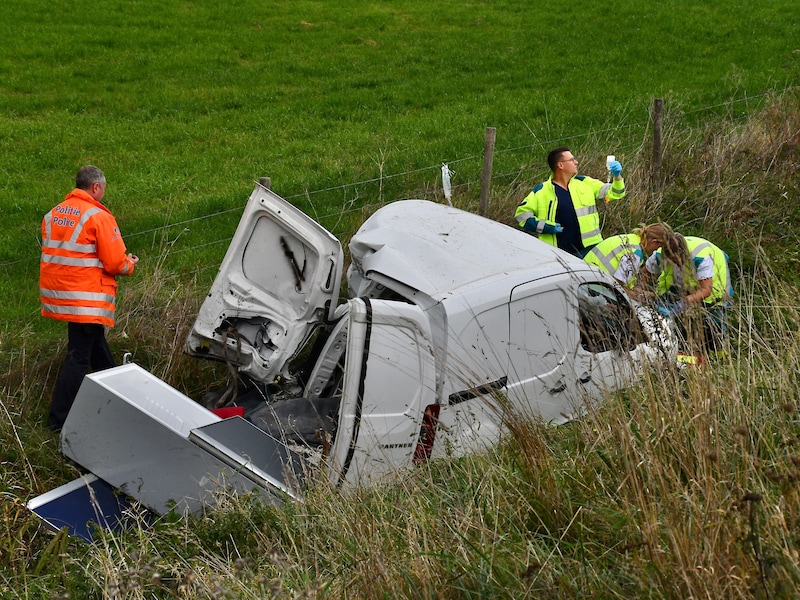 Langs de E17 in Waregem gebeurde een zwaar ongeval waarbij een vrachtwagen en een bestelwagentje betrokken waren.