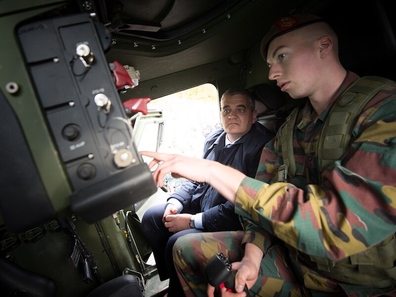 Minister van Defensie Steven Vandeput tijdens een demonstratie van het leger.