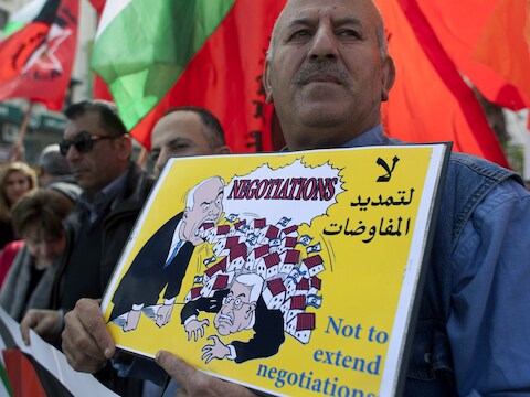 Een Palestijnse betoger protesteert tegen het verlengen van de vredesonderhandelingen tussen Israël en Palestina.