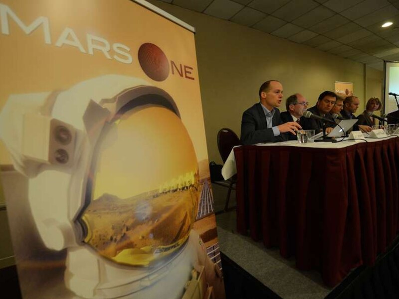 De Mars One-top (met links Bas Lansdorp) tijdens een persconferentie voor de online-applicaties.