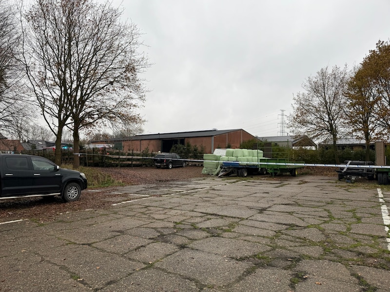 De Bistweg in Broechem, waar vorige week donderdag een graafmachine ontplofte en een zware brand uitbrak.