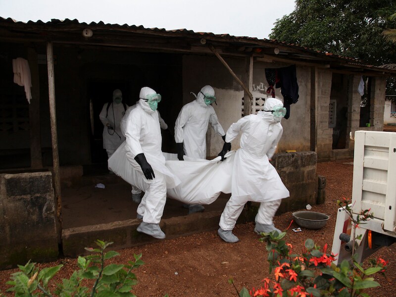 Liberiaanse verpleegsters halen het lichaam op van een patiënt die overleden is aan ebola. Pas sinds twee dagen zijn de begravingen goed op gang gekomen.