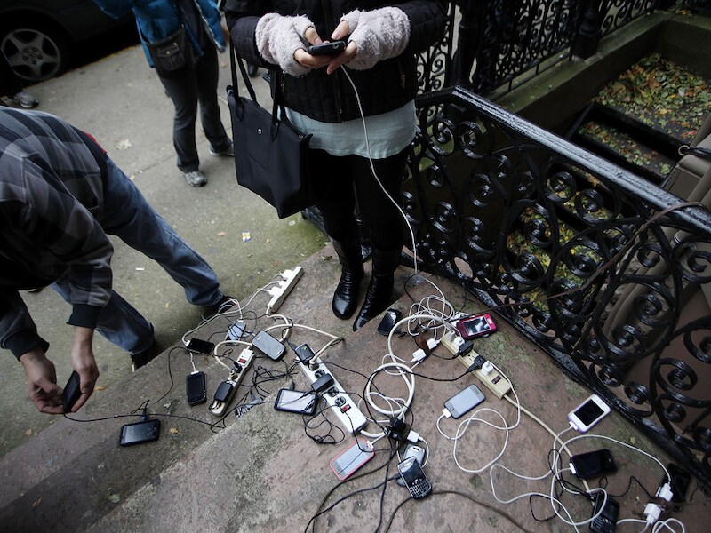 Een barmhartige samaritaan stelt zijn elektriciteit ter beschikking in Hoboken, New Jersey.