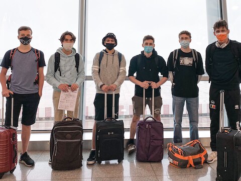 Het Belgische team voor vertrek: vlnr: Legend, Dash, Sharky, LDP, Zenzor en Adumon.