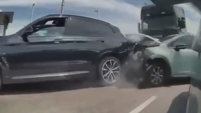 Beelden tonen hoe vrachtwagenchauffeur 20 voertuigen ramt in Zuid-Frankrijk: 37 gewonden