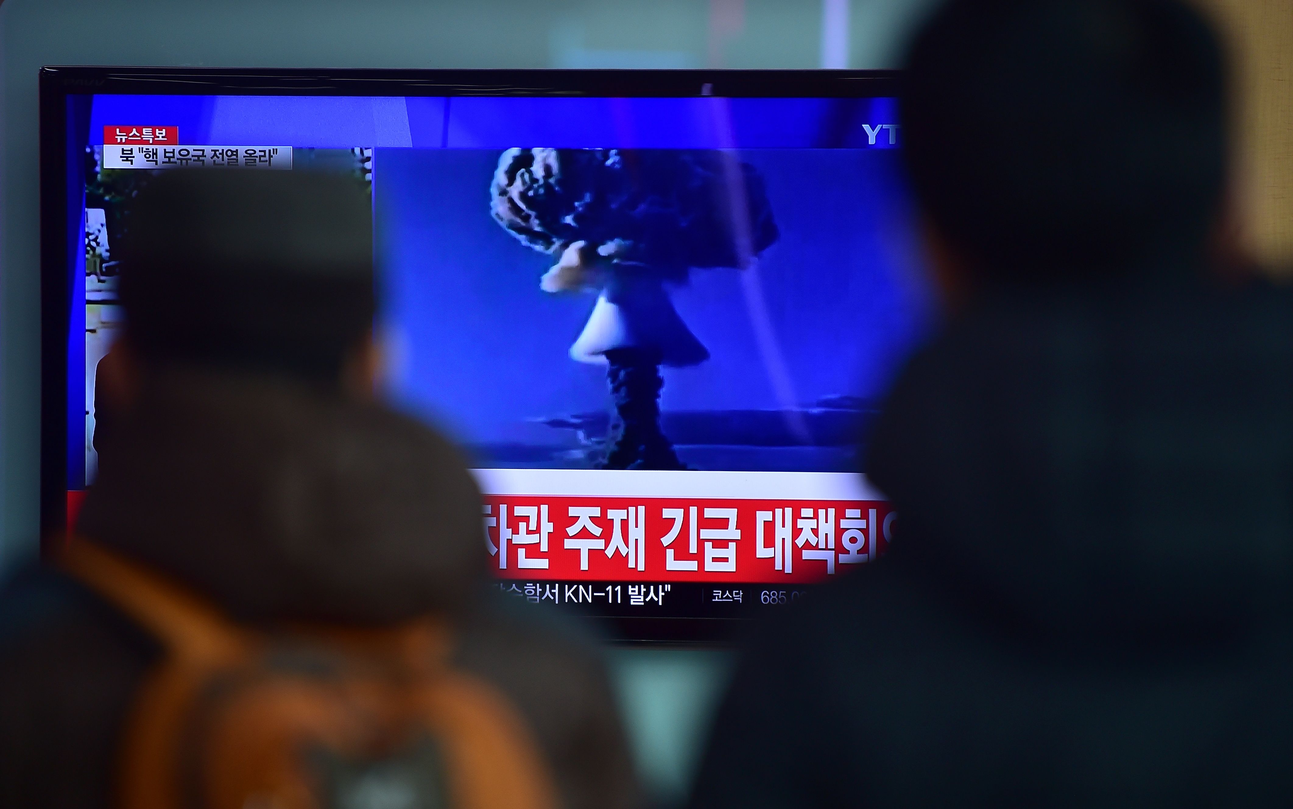Zuid-Koreanen kijken in Seoel naar een verslag van de vermeende kernproef.