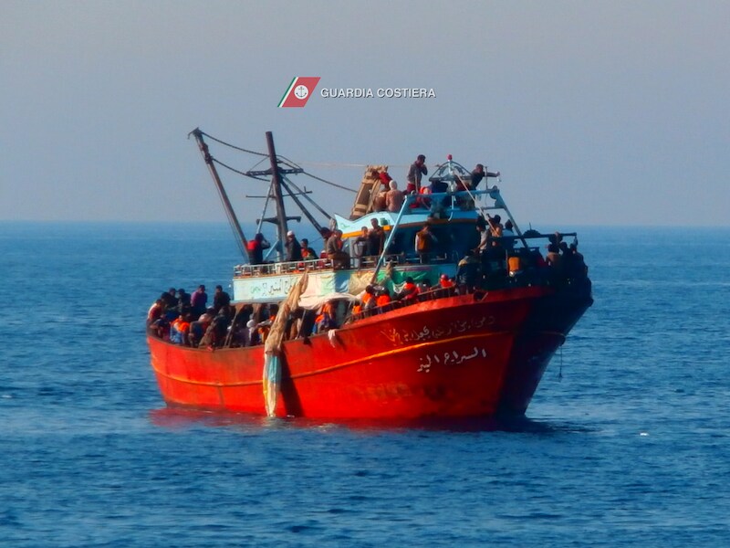Bootvluchtelingen voor de Italiaanse kust.