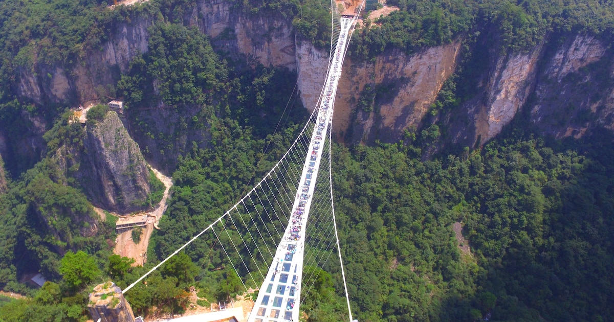 De hoogste bungeejump ter wereld? Dat kan vanaf deze glazen brug in ...