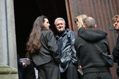 Koen Crucke, Luc Appermont en fans arriveren voor afscheid M