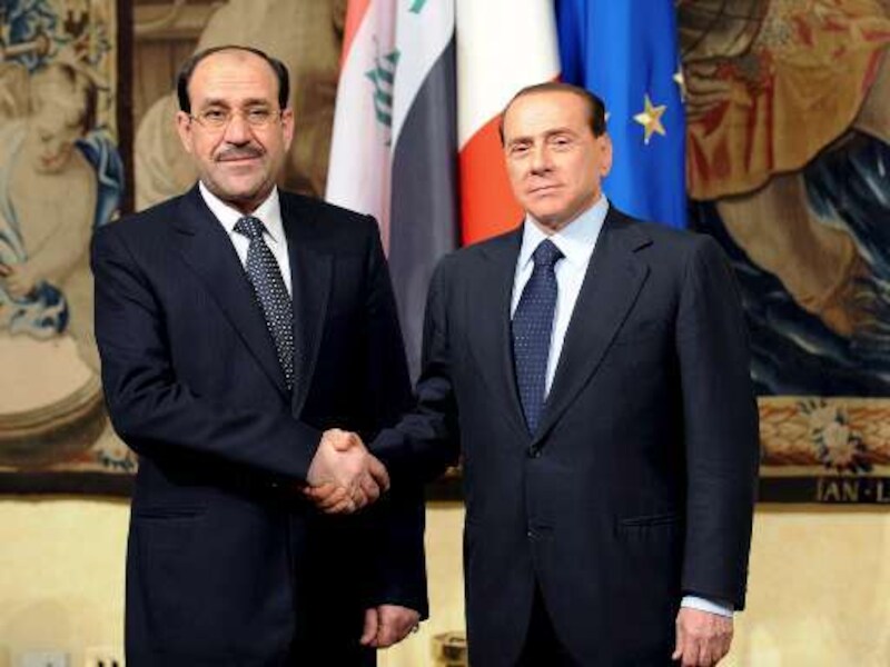 De Italiaanse premier Silvio Berlusconi (r) met zijn Iraakse collega Nuri al-Maliki.