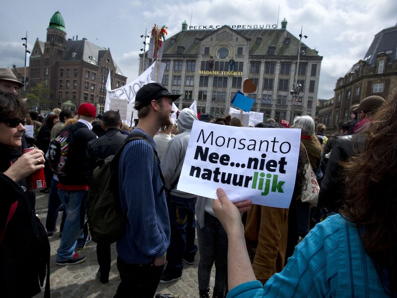 Demonstranten betogen op de Dam tegen de Amerikaanse multinational Monsanto, maker van genetisch gemanipuleerde producten en onkruidverdelger Roundup